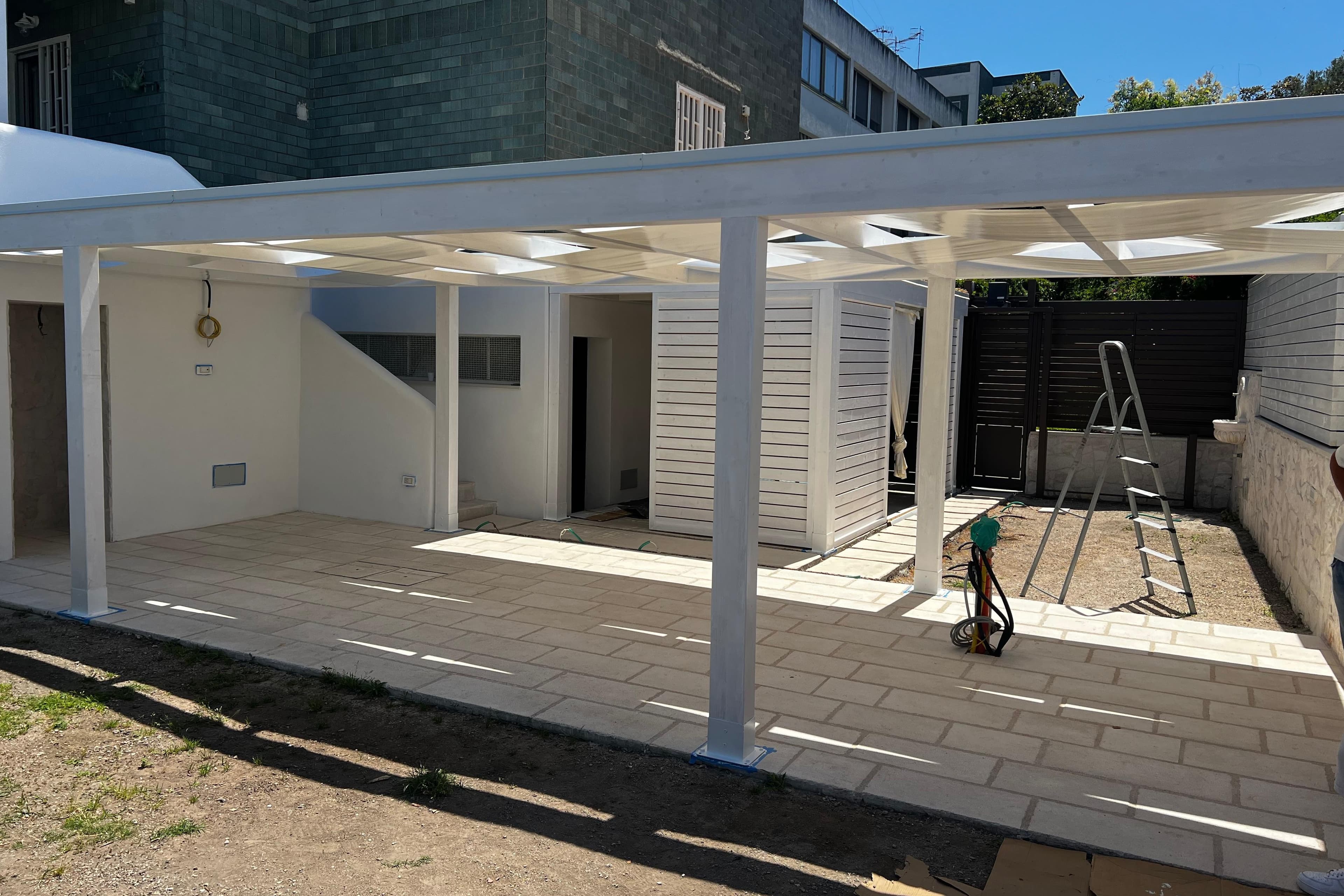 Tettoia in legno con copertura su misura Di Riso Teloni — cantiere pergola vista d'insieme
